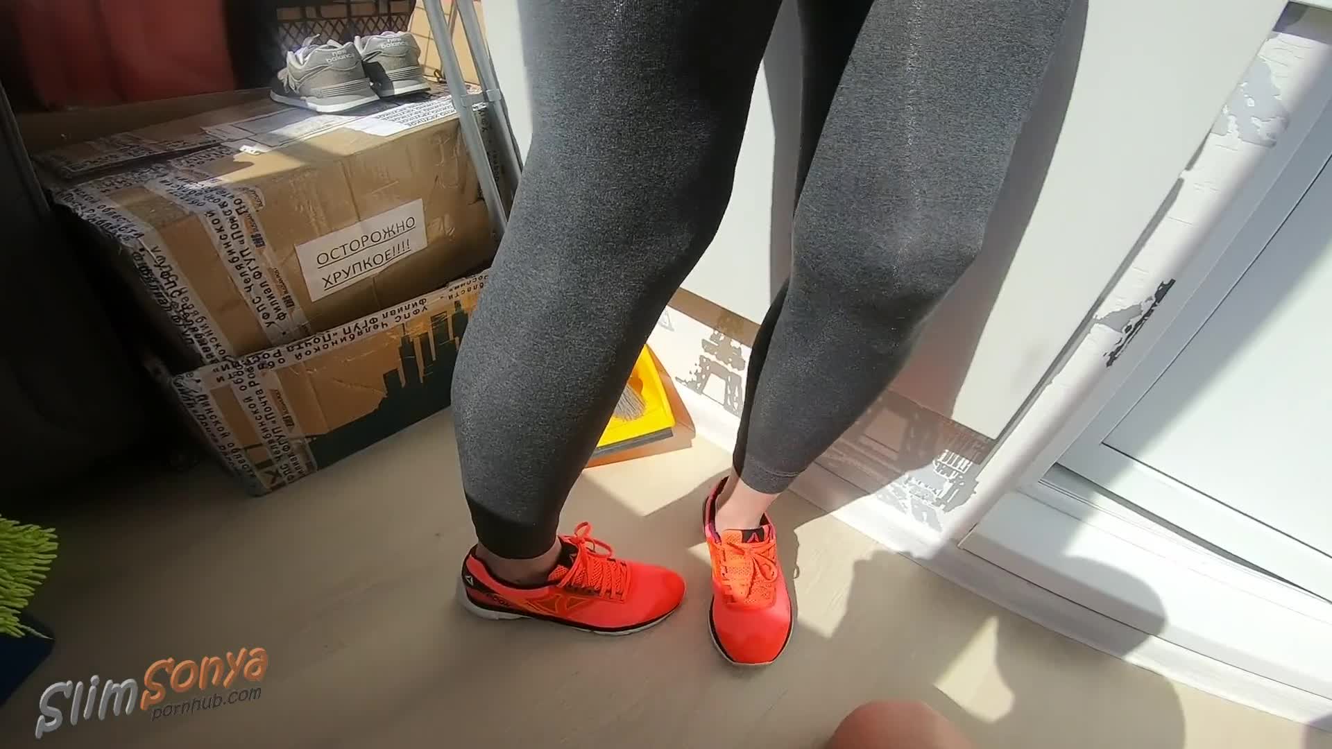 SportybitchSonyaspreadslegsonthebalconyinfrontofherboyfriend