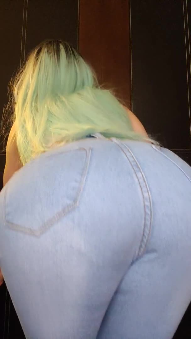 0104 - Juicy ass tries to fit into jeans (ph5f6dd1810fcb8)