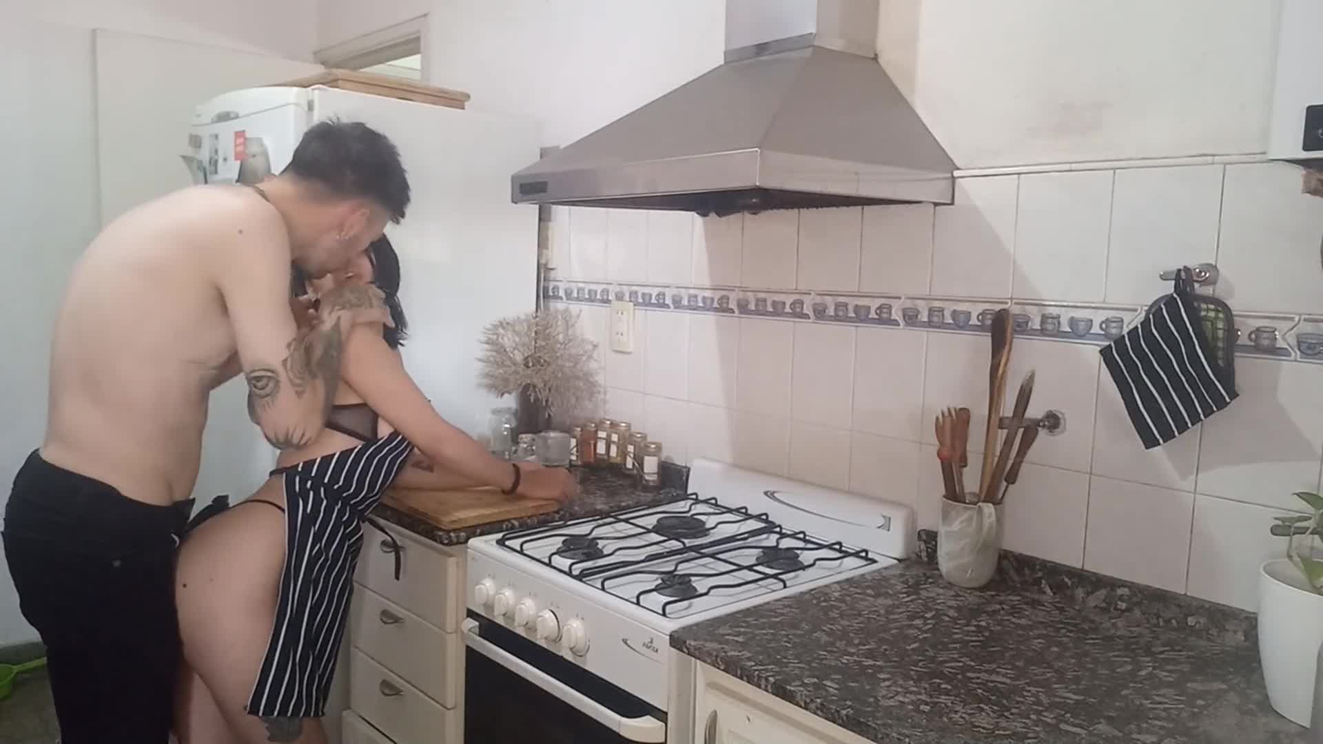 37. Pareja Amateur Cogiendo En La Cocina - Meg Vicious x Neptune