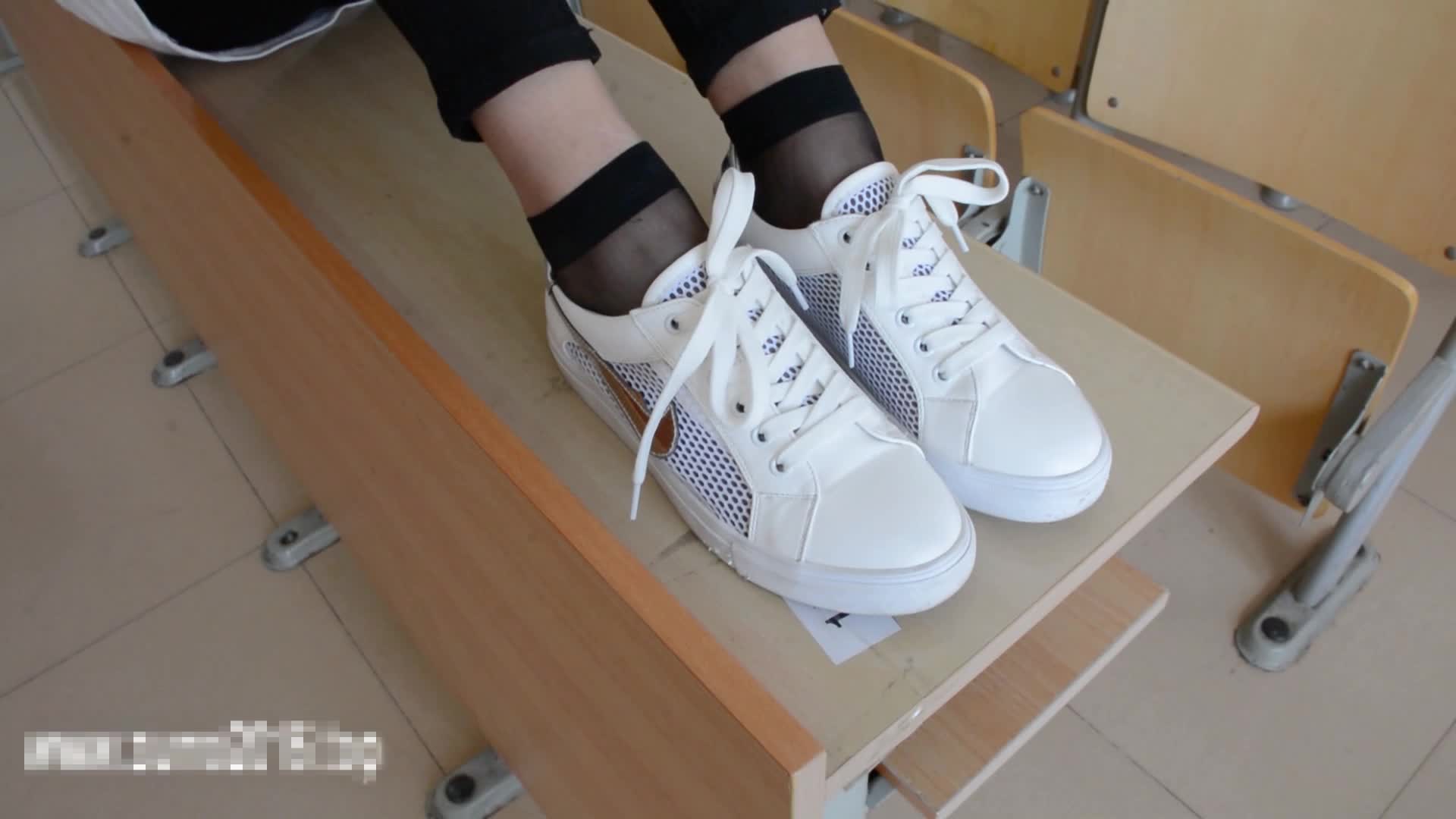 [突围4K视频]NO.048-刘海女生展示黑丝和裸足