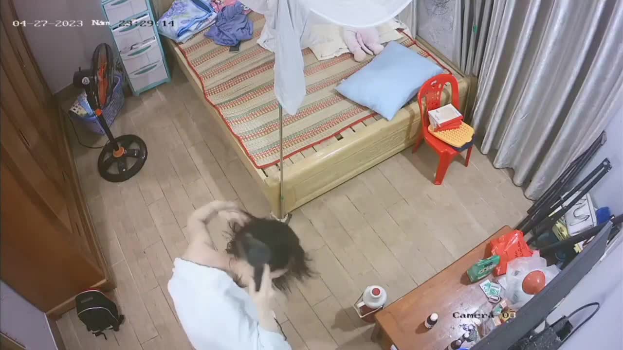 黑客破解家庭网络摄像头偷拍 夫妻日常性生活老公喜欢自己撸硬鸡巴后插入媳妇