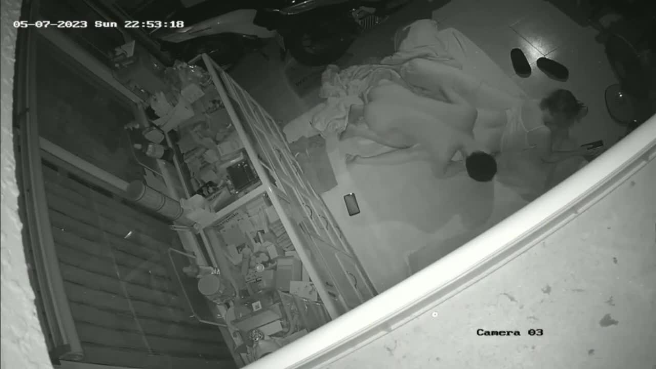 黑客破解家庭网络摄像头偷拍 特别爱舔逼的小夫妻日常性爱啪啪