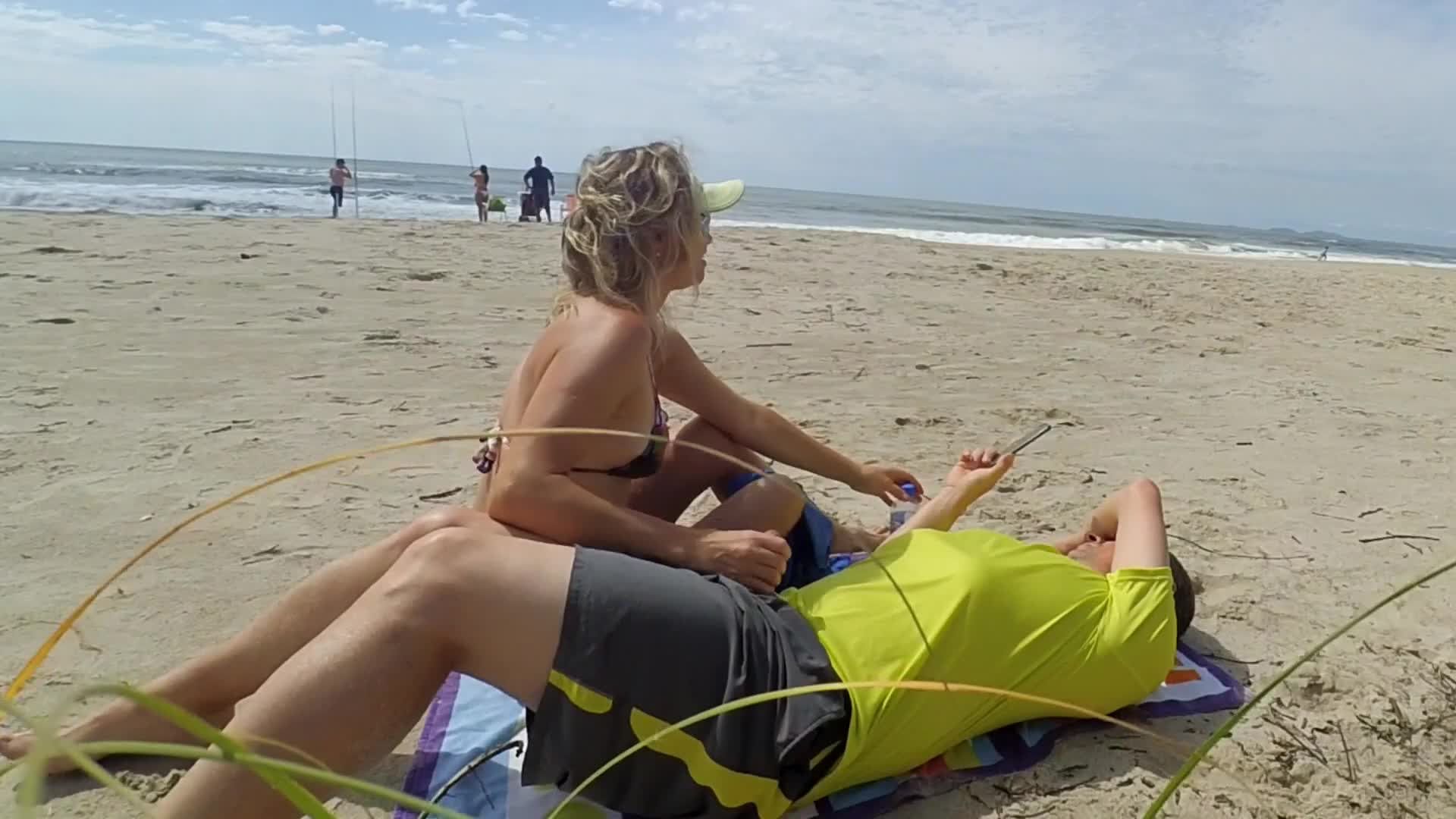 0128 - REAL AMATEUR PUBLIC HANDJOB RISKY ON THE BEACH !!! PEOPLE WALKING NEAR (ph5bfc805733136)