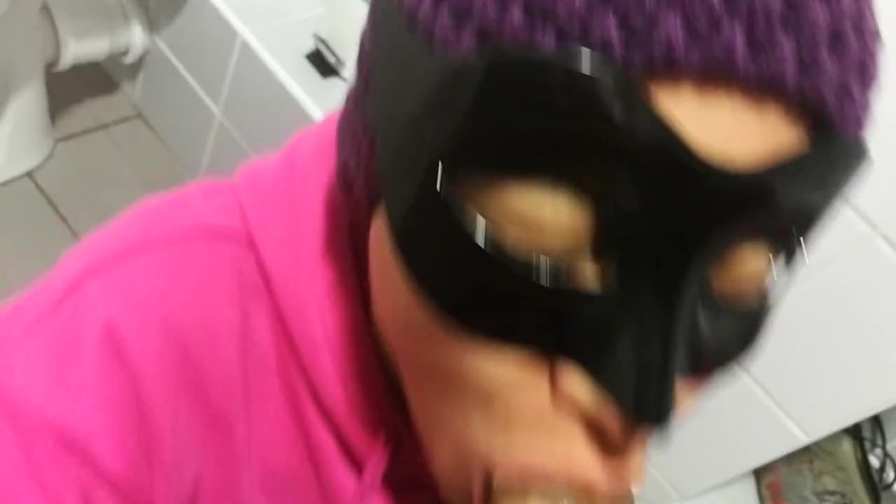 0095 - femme suce et se fait baiser dans les toilettes d'un magasin -Solveig (ph5a986aa1ca695)