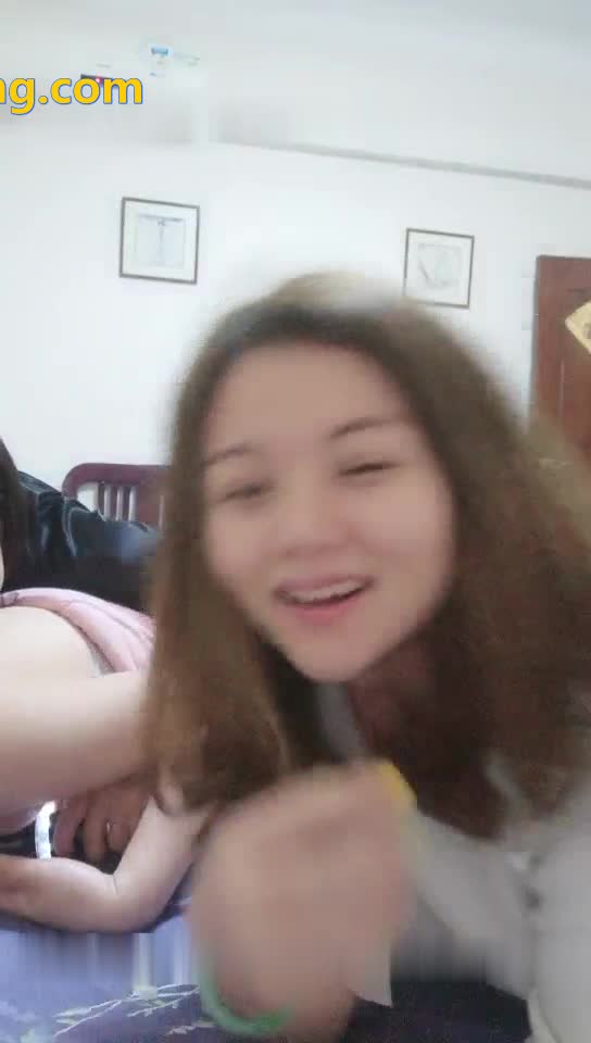 幸福的大哥與3個合租屋女孩，全程露臉草逼有觀衆直播，各種體位暴力抽插浪叫不斷，上廁所嘴裏都塞根雞巴