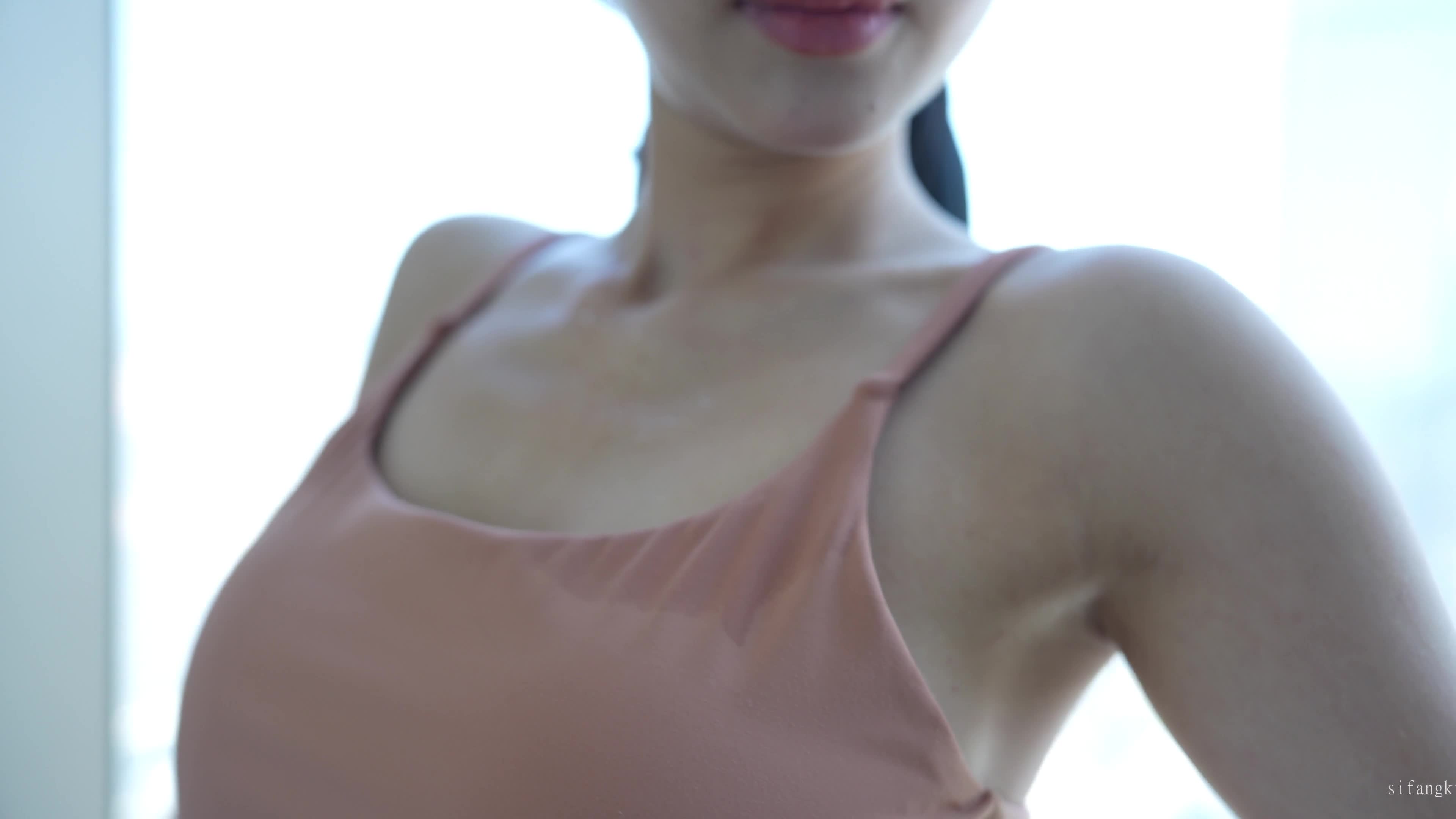 2024年PKG摄影【练瑜伽的阳光美少女】居家大尺度私拍 4K超长花絮，青春健康的酮体，还有木耳掰开特写