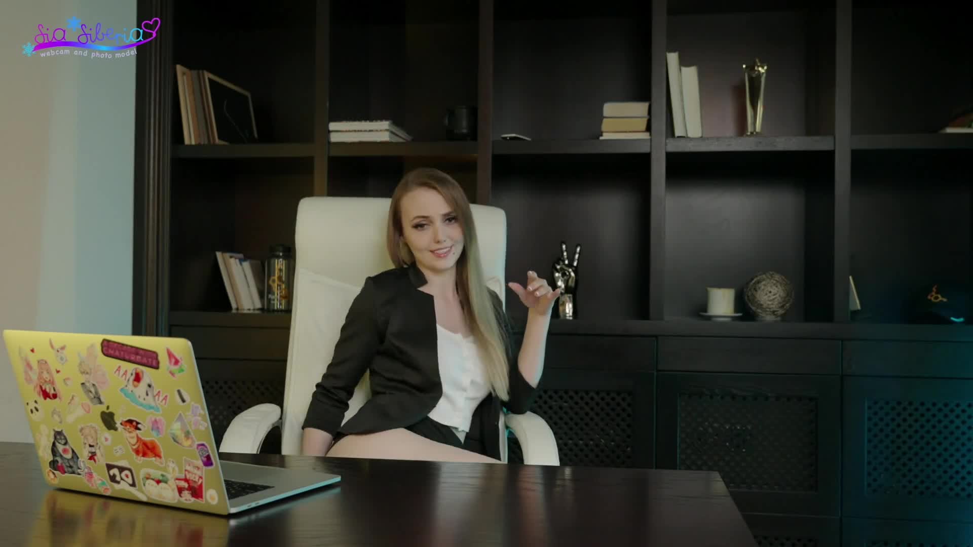 0002 - Masturbation break in office Sia Siberia (6504960d3e7db)