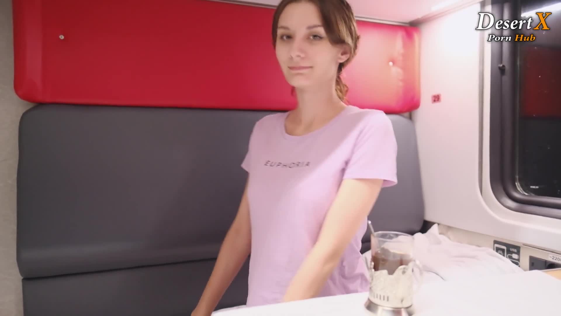 在火车上和淫荡的妹子整晚做爱。内射中出。（4k 60 fps） (ph6131e3f9cd8d9)