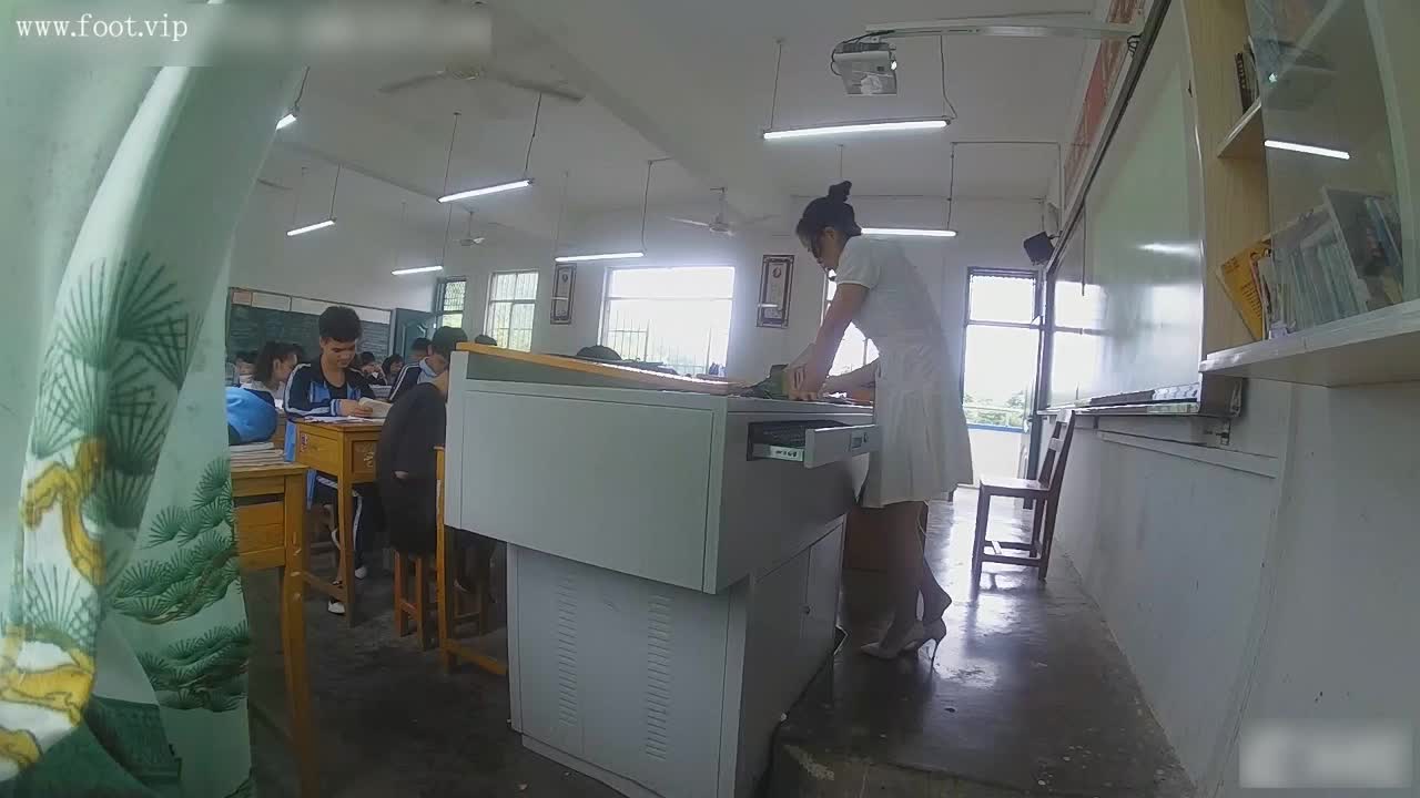 001女老师上课脱鞋晒脚集锦001