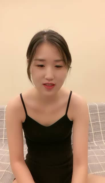 良家小媳妇露脸清秀迷人，在狼友的金钱攻势下脱揉奶玩逼道具抽插，享受刺激快感呻吟给小哥口交鸡巴放肆抽插