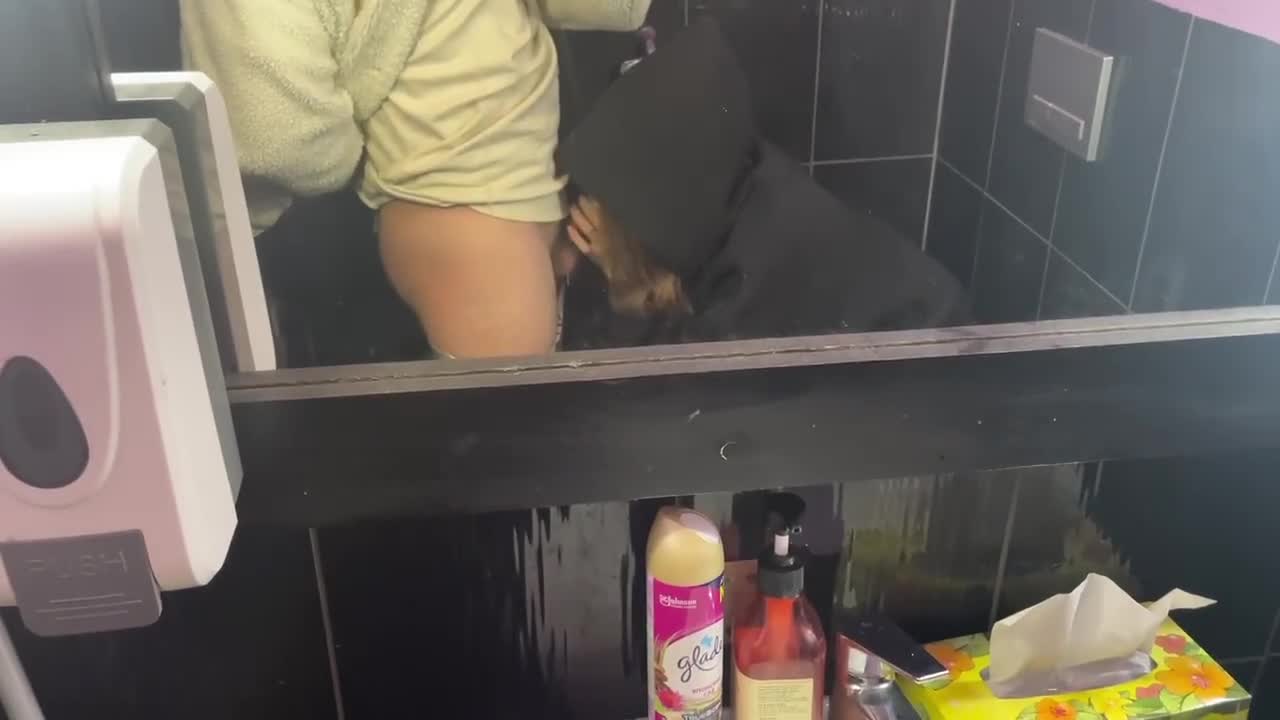 Løj for sex på toilettet i klubben