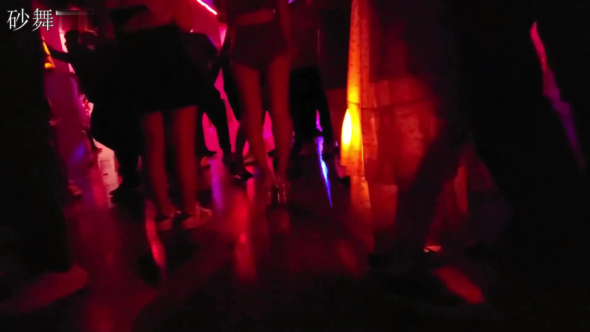 和穿裙子的砂女慢慢跳,慢慢摩擦,慢慢享受-砂舞