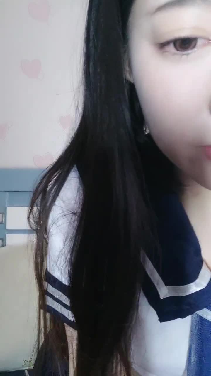 想要爸爸抱！大眼睛颜值美女！学生制服诱惑，没穿内裤掰穴特写，假屌快速抽插，爽的娇喘呻吟