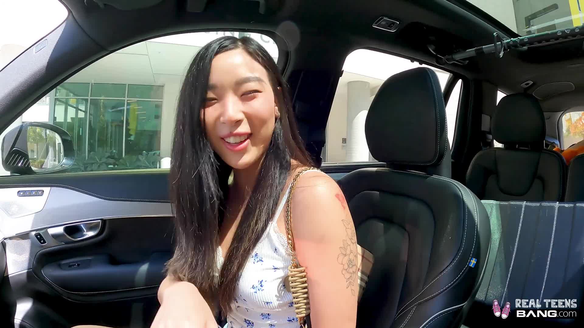 上海留学生OnlyFans网红反差骚女【李艾】为了赚大钱下海拍片