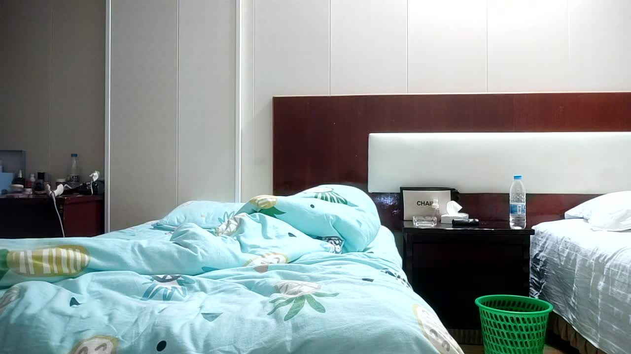 性感骚女技师，服务周到，乳推骑脸舔屌，搞舒服了再开操，张开双腿站立后入