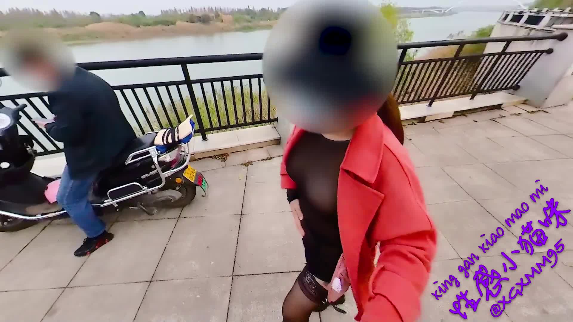 【勾引陌生人】老婆勾引一个骑电瓶车的陌生人在野外操她，还拍了视频给绿帽老公看。 (64c6676733ce4)