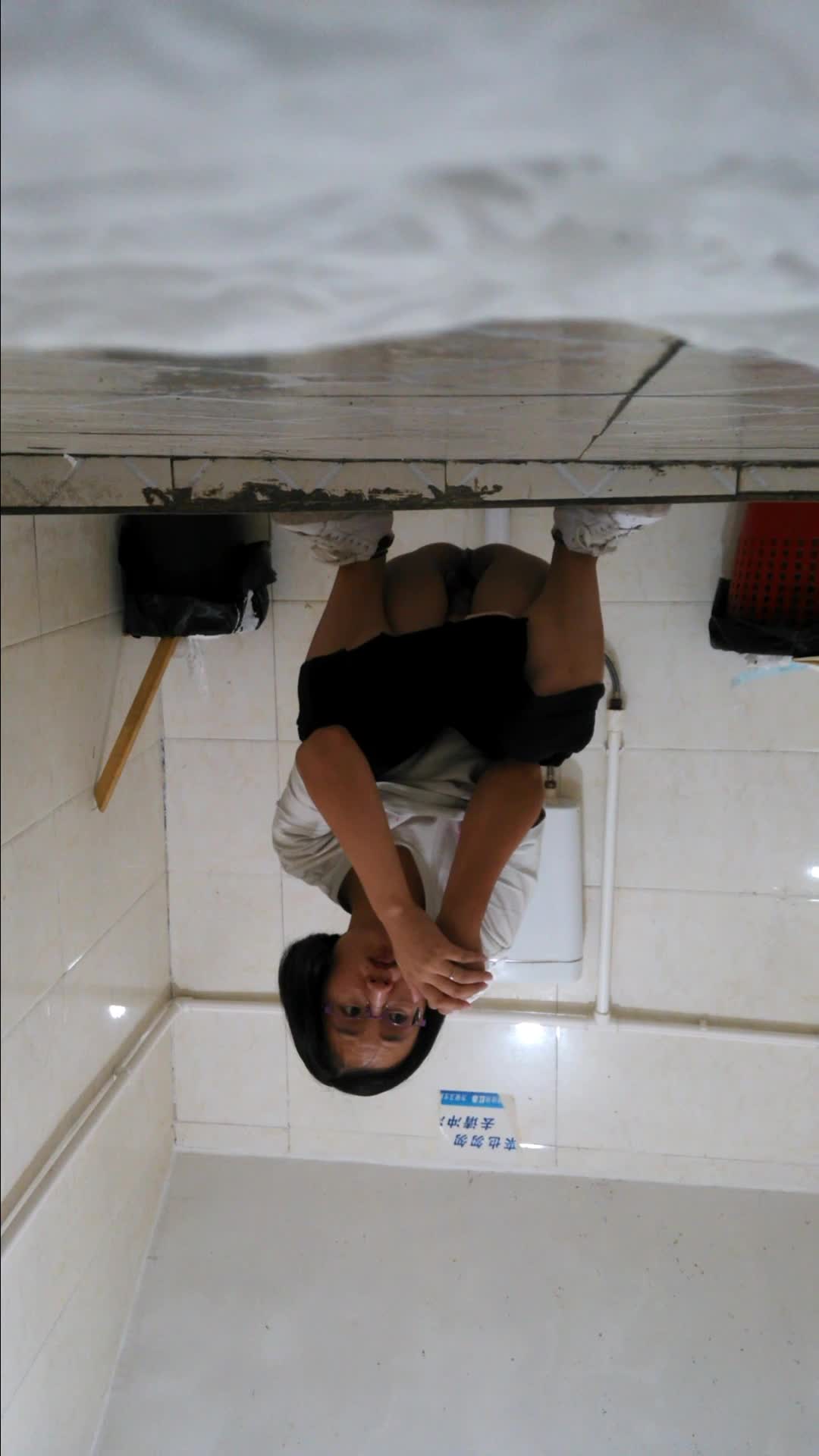 私房流出【医院稀缺厕拍】 后侧视角偷拍 医生护士小姐姐 蜜桃臀大屁股【213v】 (15)