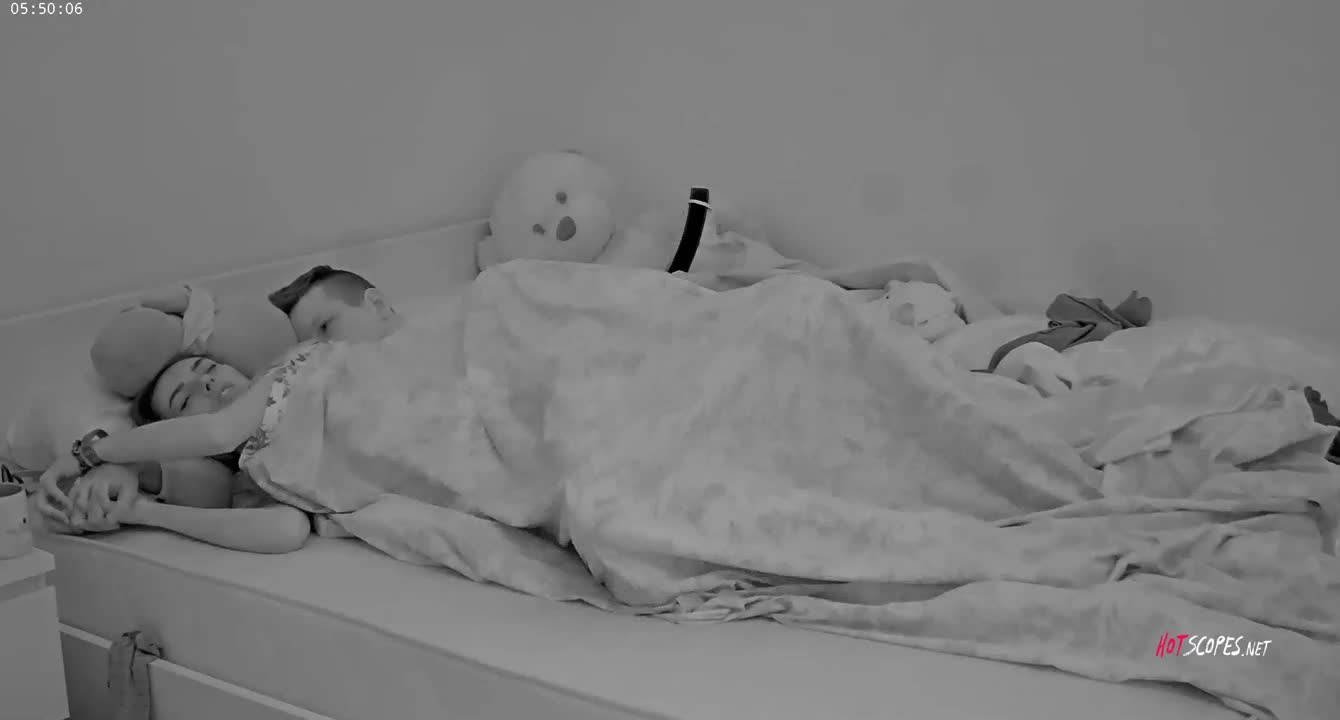 RealLifeCam - Samantha and boyfriend finally they fuck under the blanket 31.03.2019 - HotScopes.net