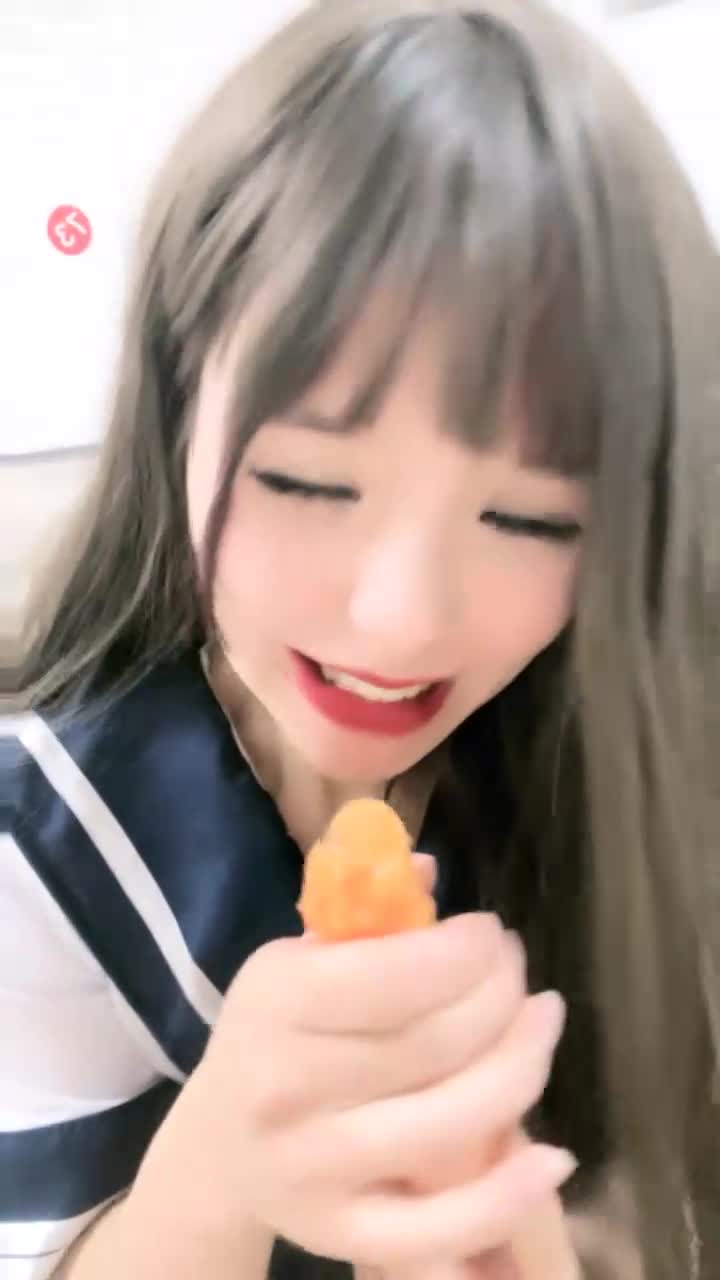 妖艳大红唇网红骚货！粗大胡萝卜插穴狂喷水！情趣制服吊带灰丝，炮友电转伺候，后入爆插