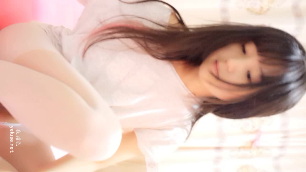 （35）可爱白色开档丝袜狐狸尾巴道具塞肛诱惑自拍视频720P高清