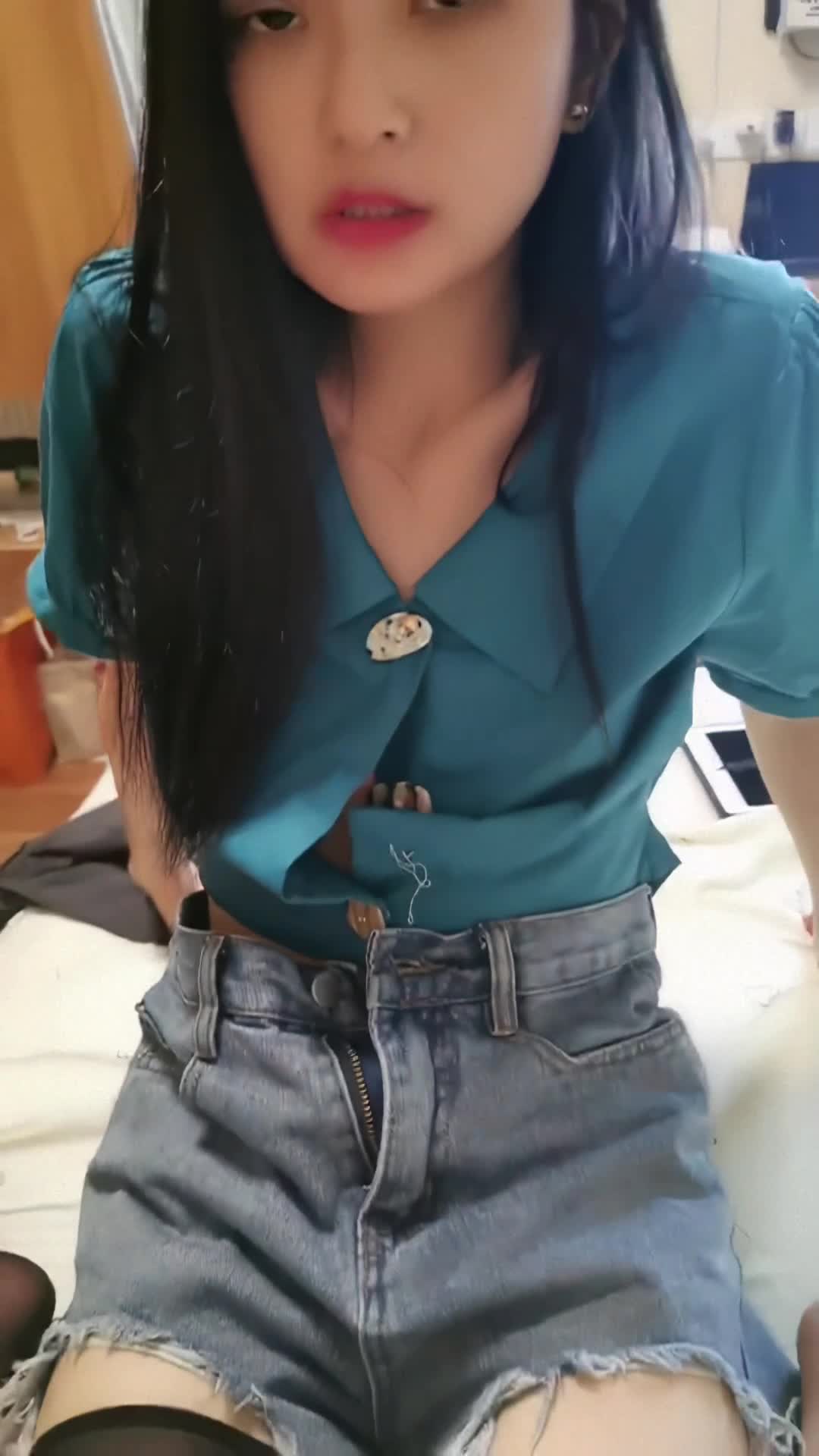 学舞蹈的02年小太妹，性感黑丝诱惑，干完一炮去洗完澡再干一炮，持久力干得小妹妹痉挛骚动