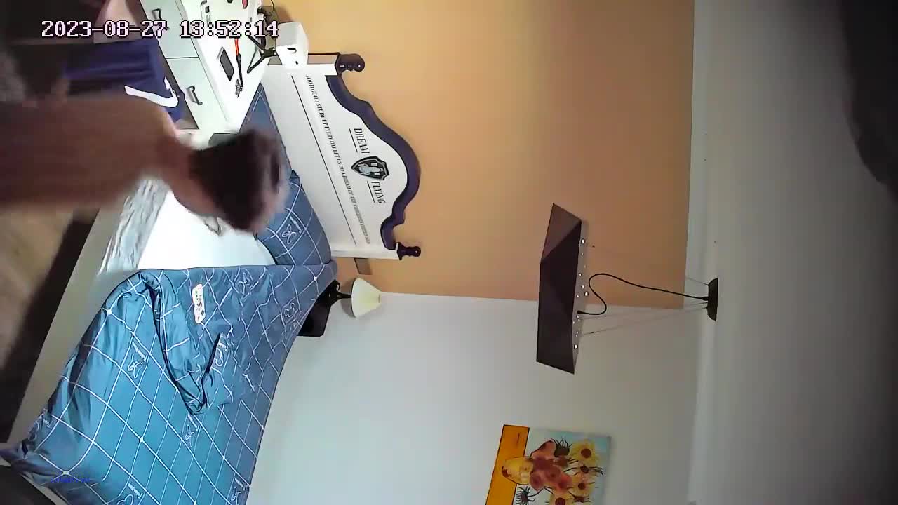 2023-08-28流出酒店投影房偷拍连续住了几天的学生情侣小哥彻底透支干不动了刚插入几下就射精了