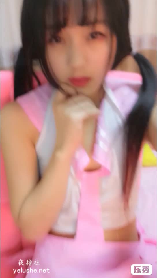 （33）天然粉嫩情趣学生制服道具塞肛抠逼自慰喷水自拍视频