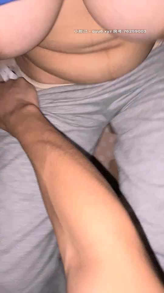 -深夜等孩子睡了玩产妇，淫声荡语扒光了挤奶水给狼友喝，口交大鸡巴好刺激，奶子又大又胀奶水充足精彩刺激