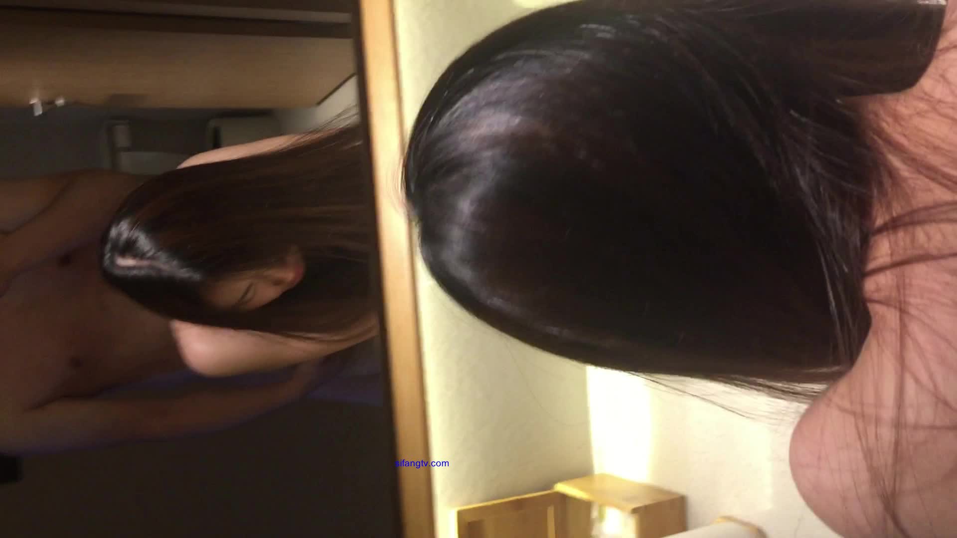 在卫生间对着镜子拍摄