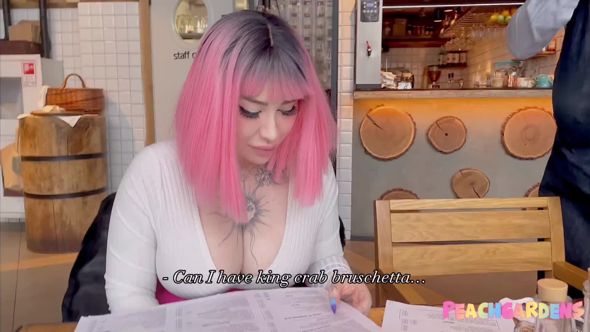 肮脏荡妇厌倦了在餐厅等订单，决定和我的精液在餐厅吃点心 (64106b341fb5b)