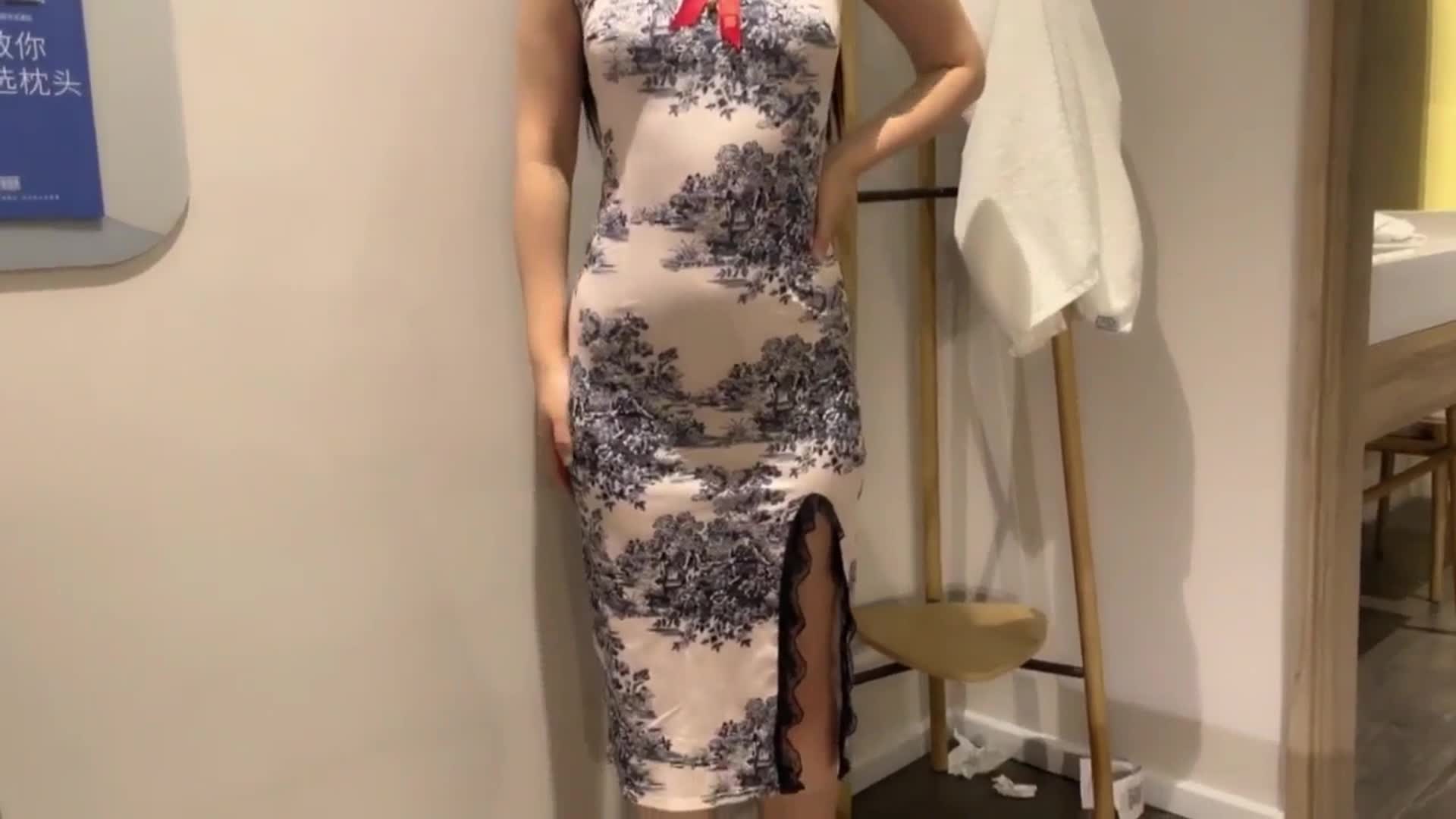 最刺激的偷情新婚伴娘还没出酒店就被操了白皙性感蜂腰蜜桃臀暴力后入性感旗袍高跟美腿颜值党福利