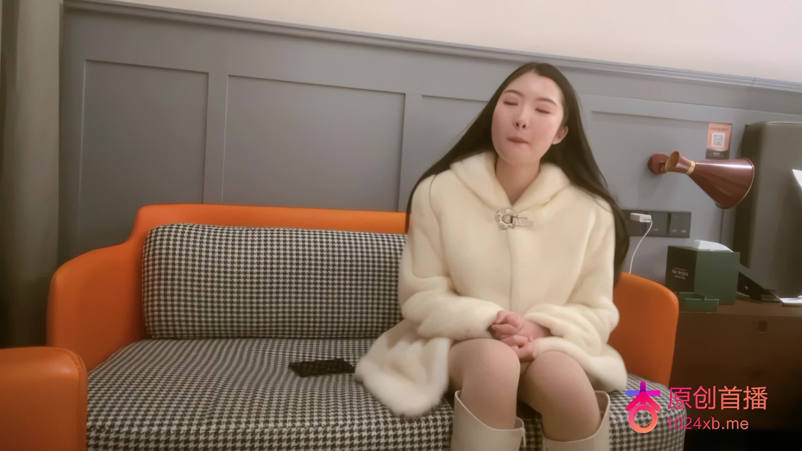 bbyr7cmjevh2l83oy_【AI画质增强】AQ-07探花阿柒花3000块约了个粉衣大奶狐媚美女，撕烂黑丝爆操