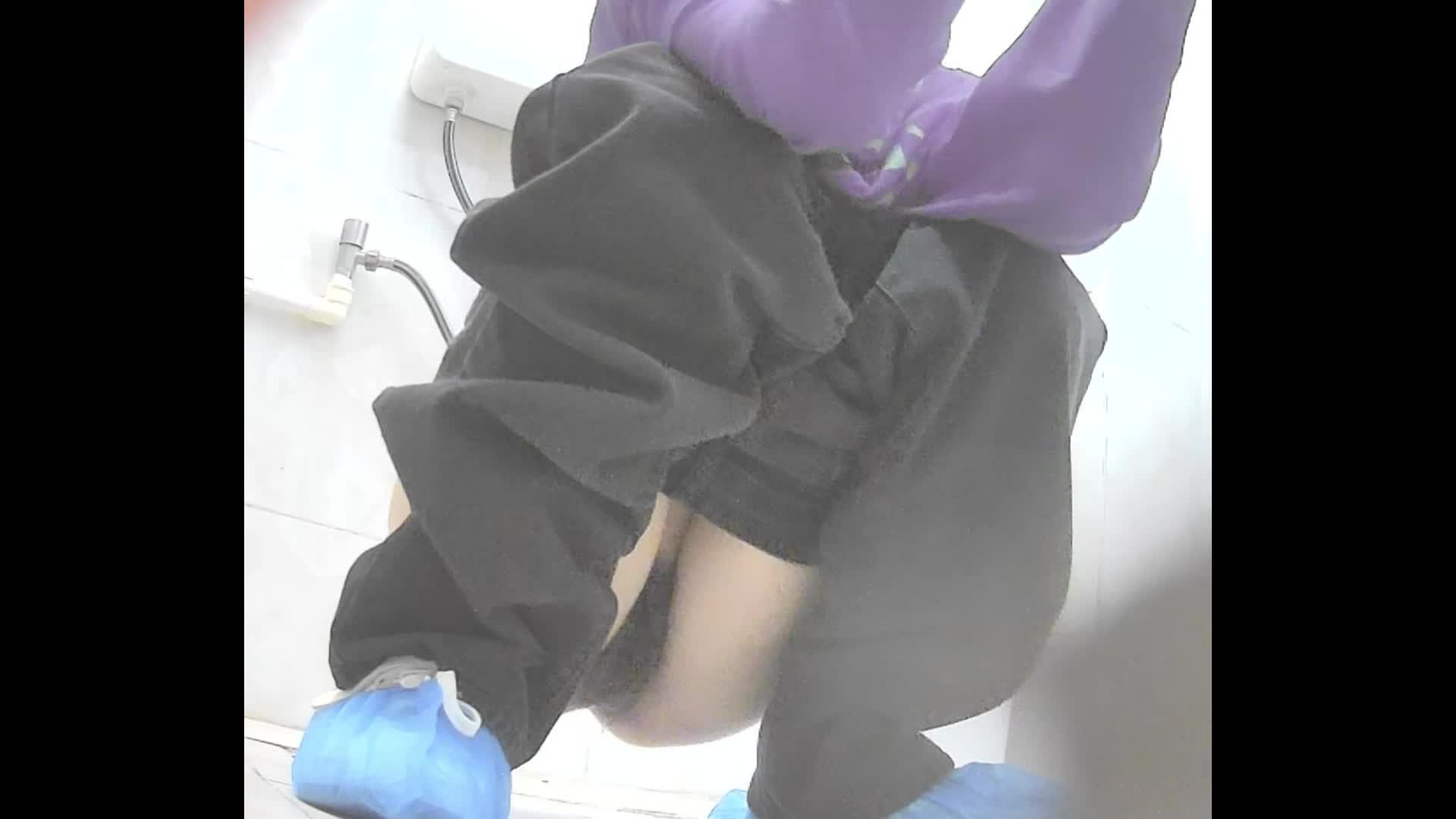 医院厕拍，穿鞋套嫩妹，阴毛旺盛小便全程