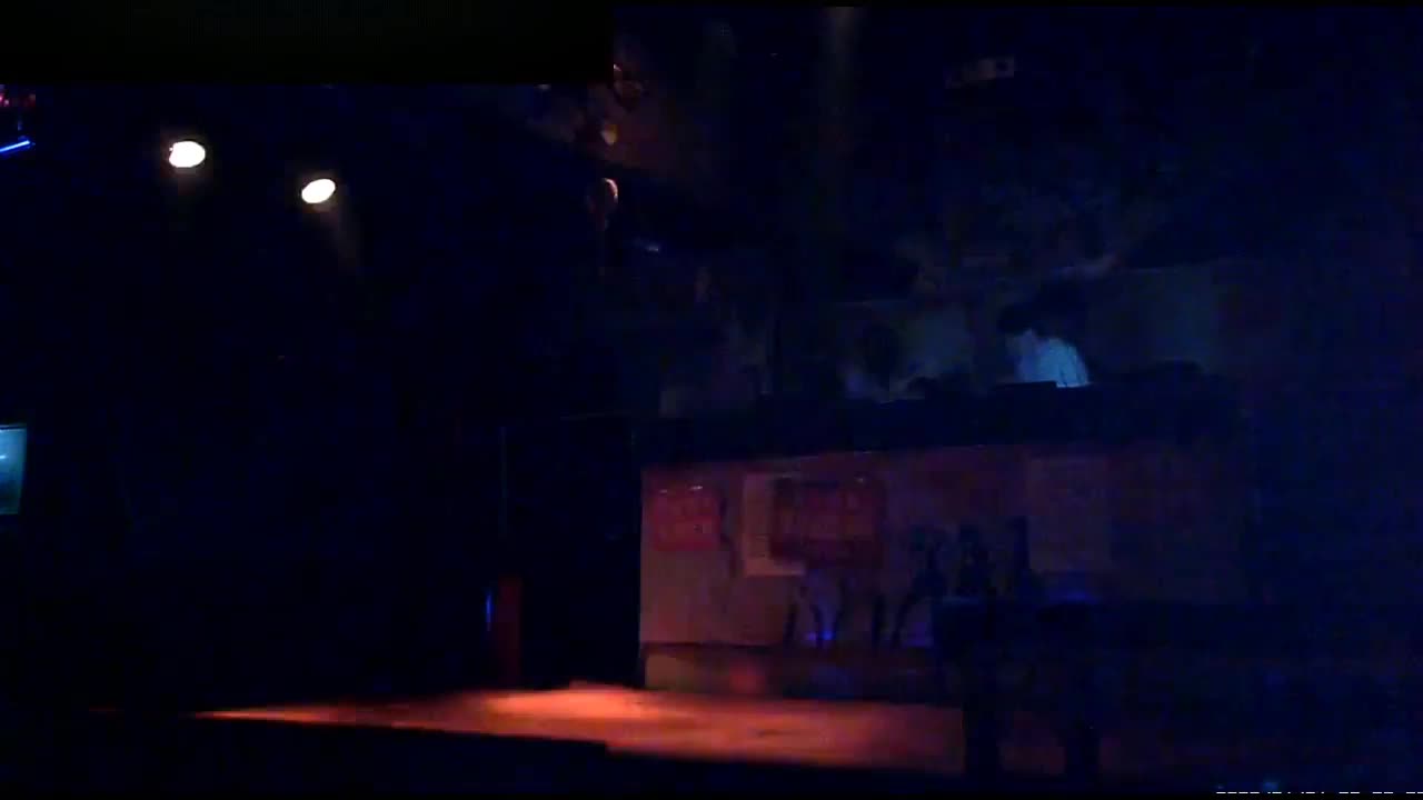 偏远小县城浴池生意不景气邀请草台班子歌舞团脱衣表演尺度惊人台上一群一丝不挂的妹子各种花样表演