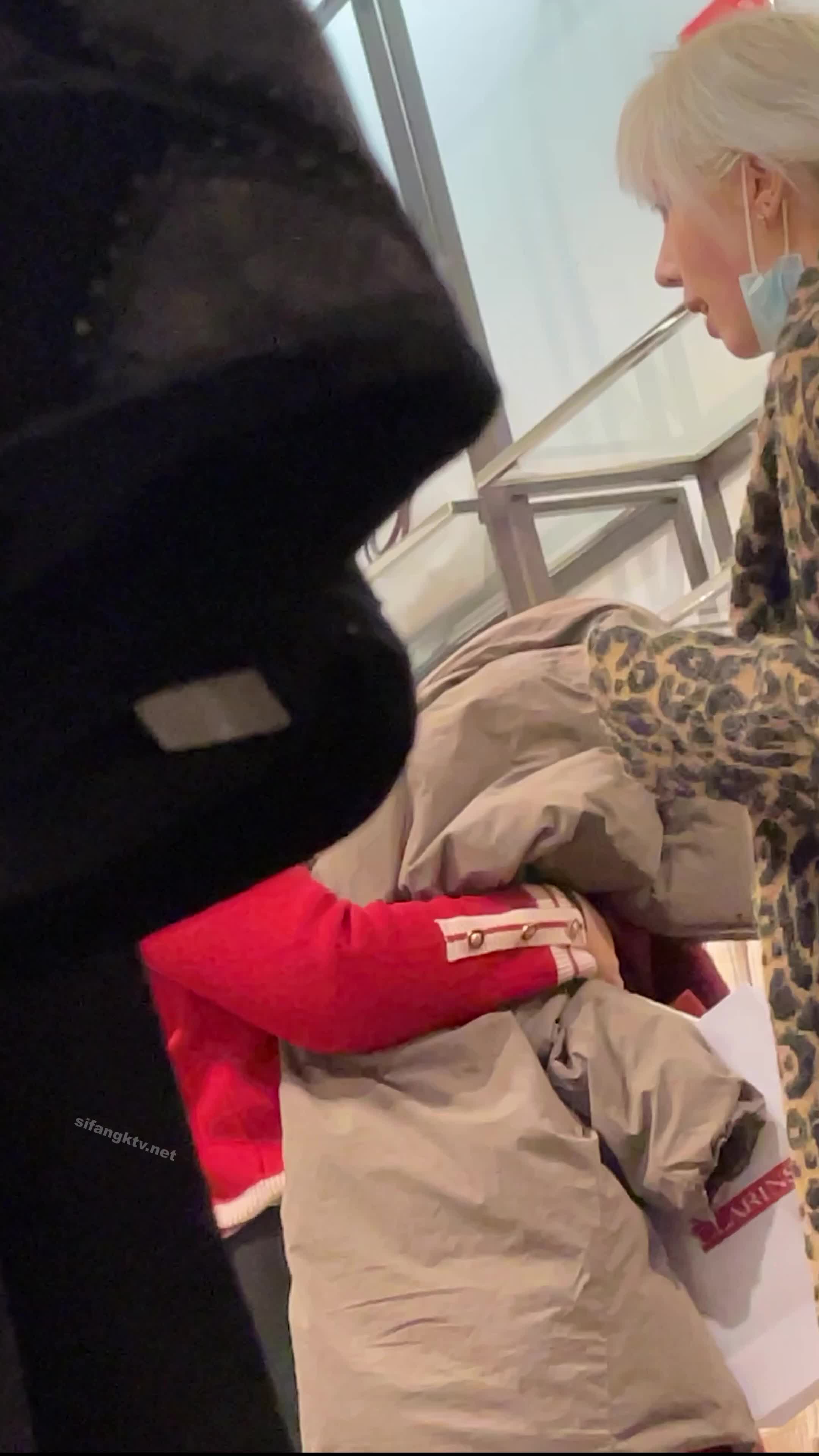 【㊙️新KingKCD】CD1839和妈妈一起试衣服的黑丝MM