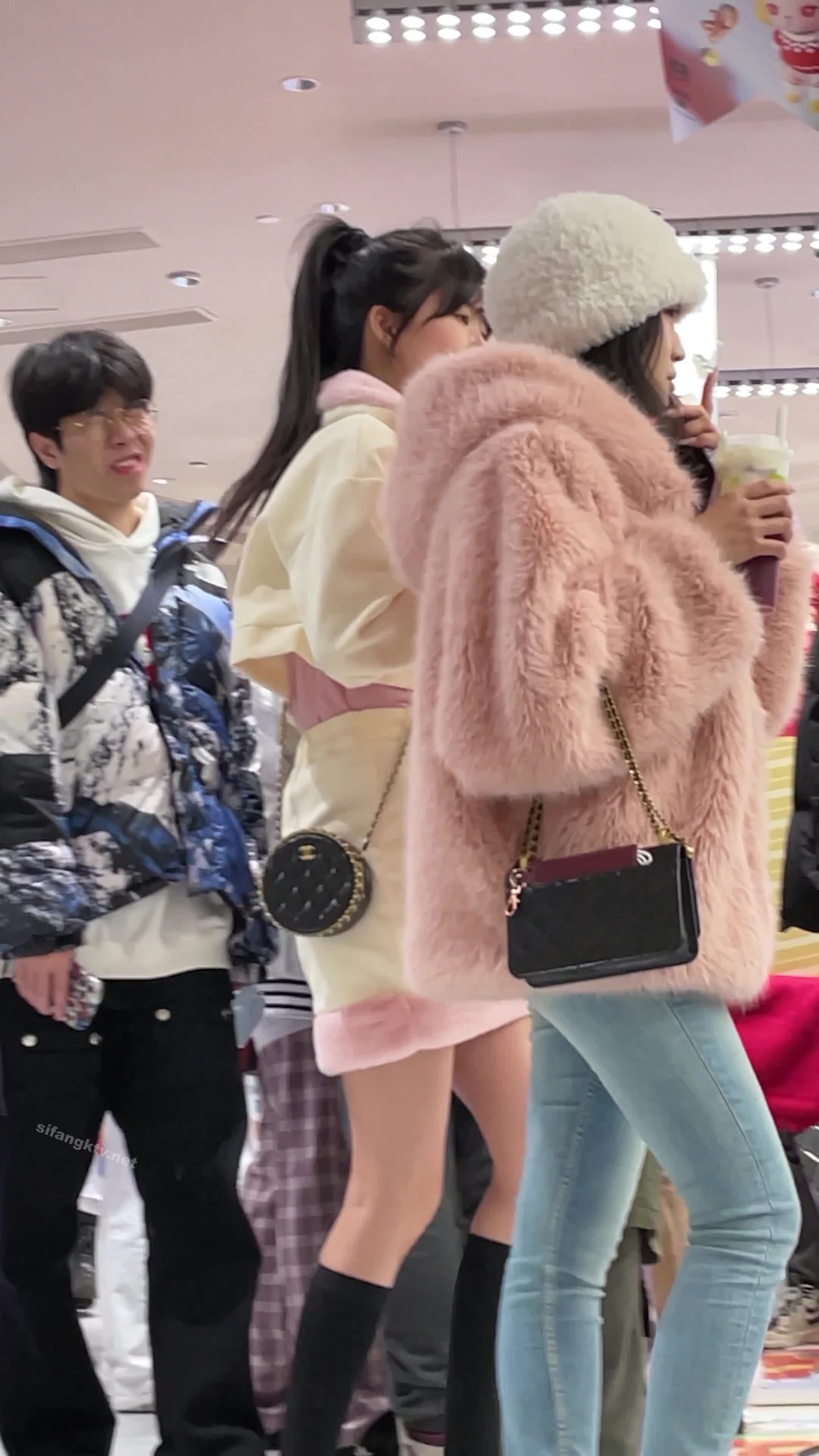 【㊙️新KingKCD】CD1868SR级！黑丝腿袜小姐姐捂住裙子也没用 