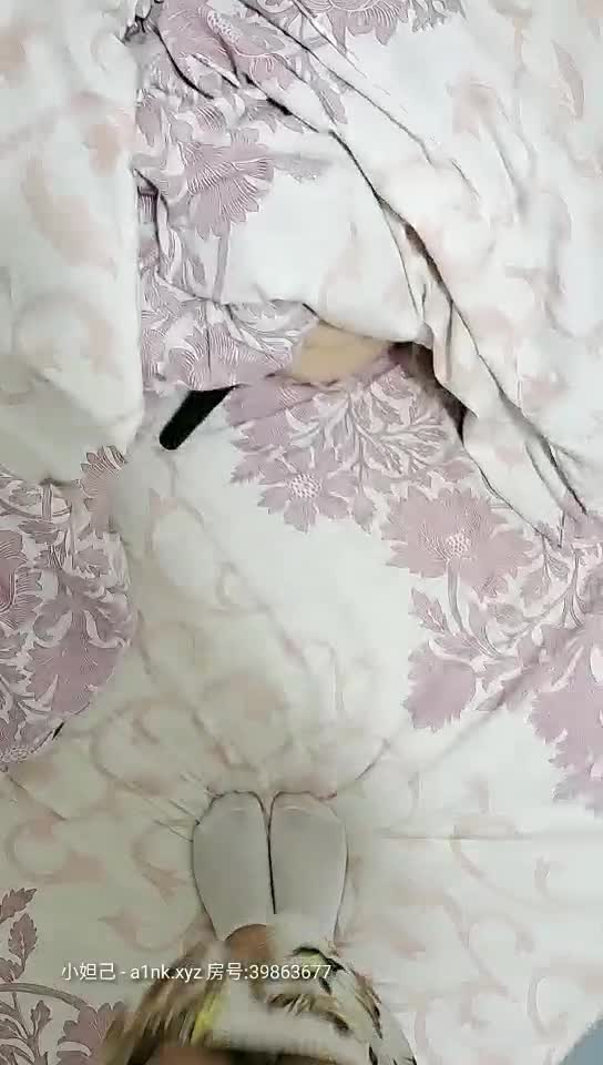 骚逼睡觉呢给她玩起来，AV棒摩擦舔逼会缩阳的鸡巴塞她嘴里，逼里倒点水直接插入无套爆草，各种蹂躏浓精射脸