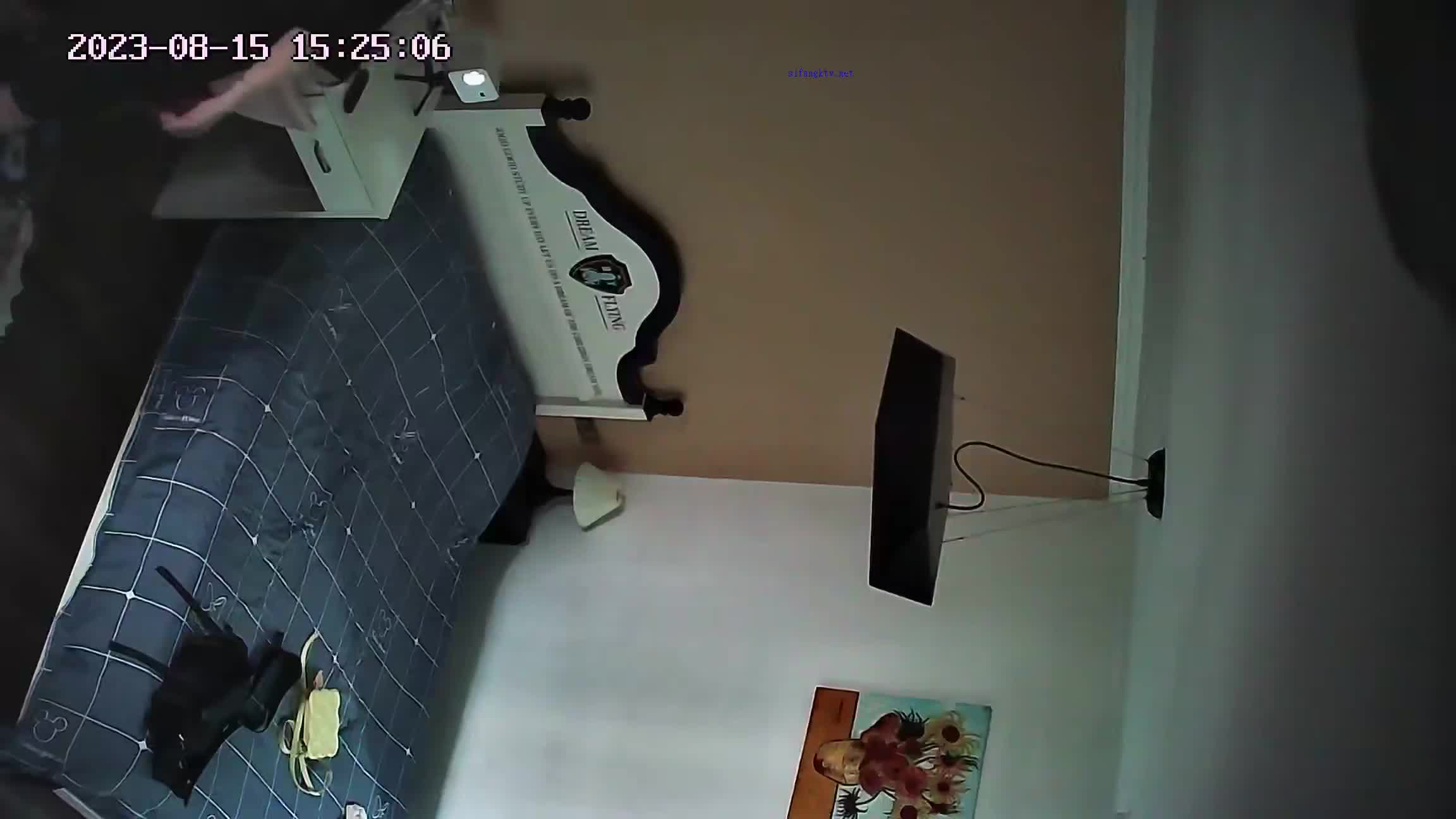 2023-8-16新流出酒店偷拍软妹和她闺蜜酒店乱玩被闺蜜脱了内裤抱起来各种玩弄，然后舔逼