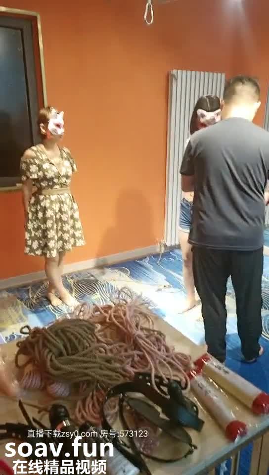 大佬带你探秘国内SM圈的那些事，【帝王哥调教女奴】三个良家小少妇玩捆绑，灌肠狗笼道具调教成淫荡母狗，刺激劲爆让你大开眼界