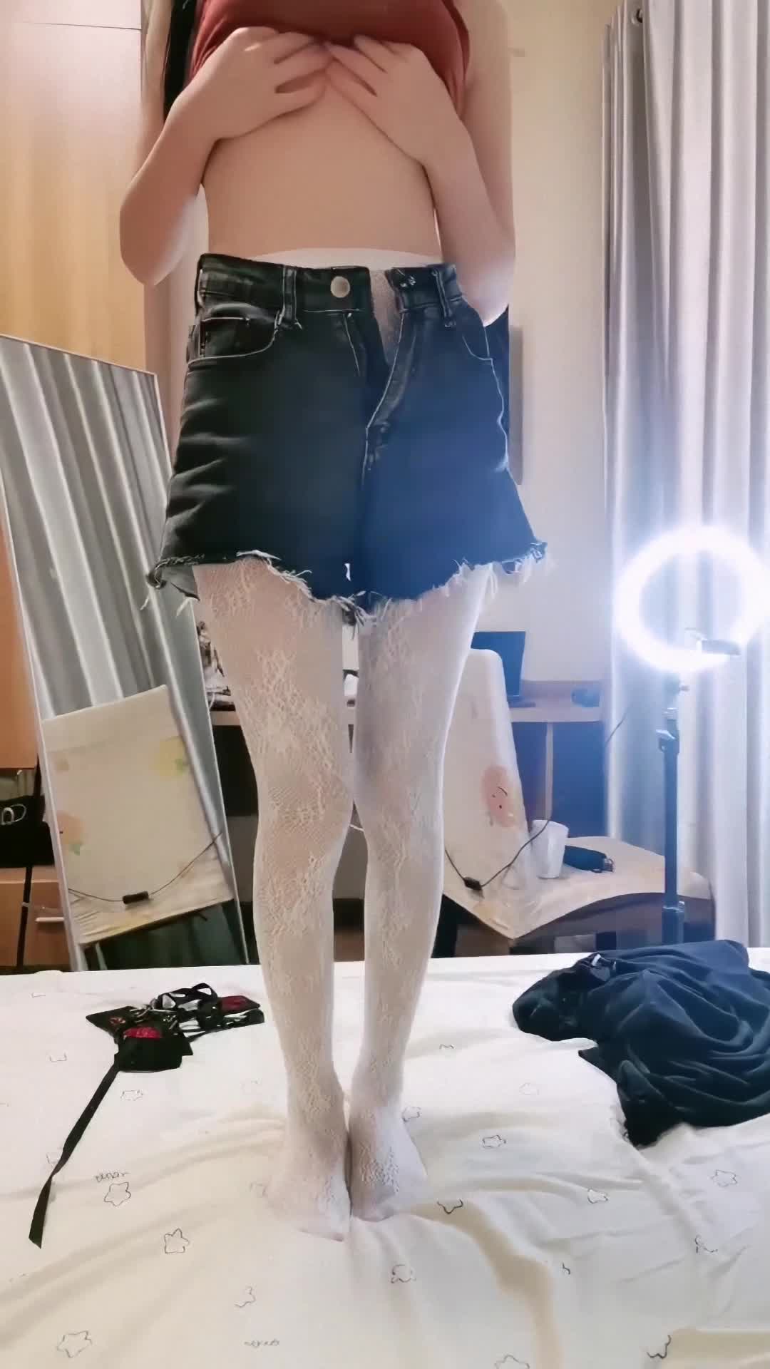 大二学舞蹈贫乳大长腿颜值美女啪啪，隔着牛仔短裤摸逼萝莉蹲，穿上黑色网袜翘起双腿揉穴，第一视角抽插妹子很享受