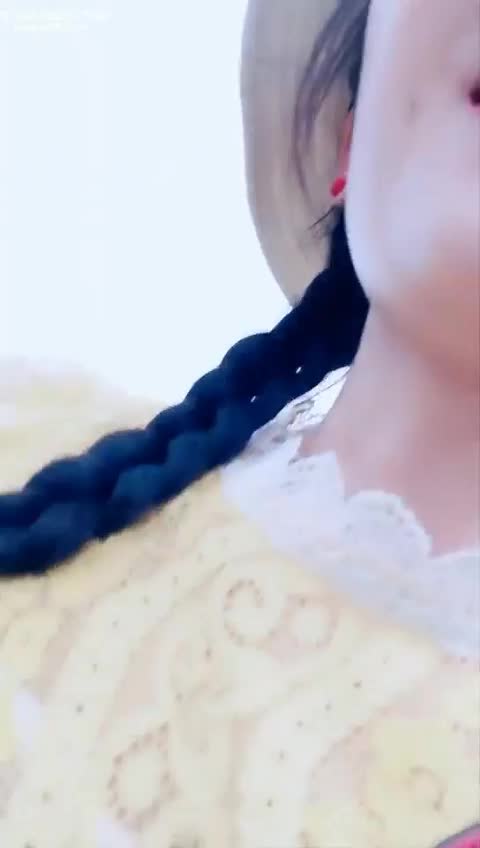 重庆户外野战勾搭一姐，【金莲小仙女】约粉丝户外啪啪，蓝天白云青草地激情插入，骚浪淫叫田野间回荡真刺激(2)