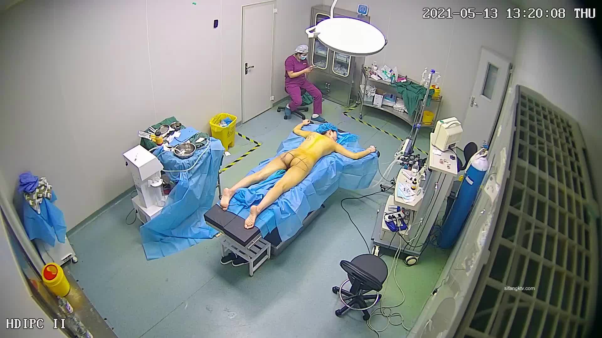 珍稀资源黑客破解整形医院摄像头偷拍妹子脱光光做抽脂麻醉过后疼得哭蒙了圈