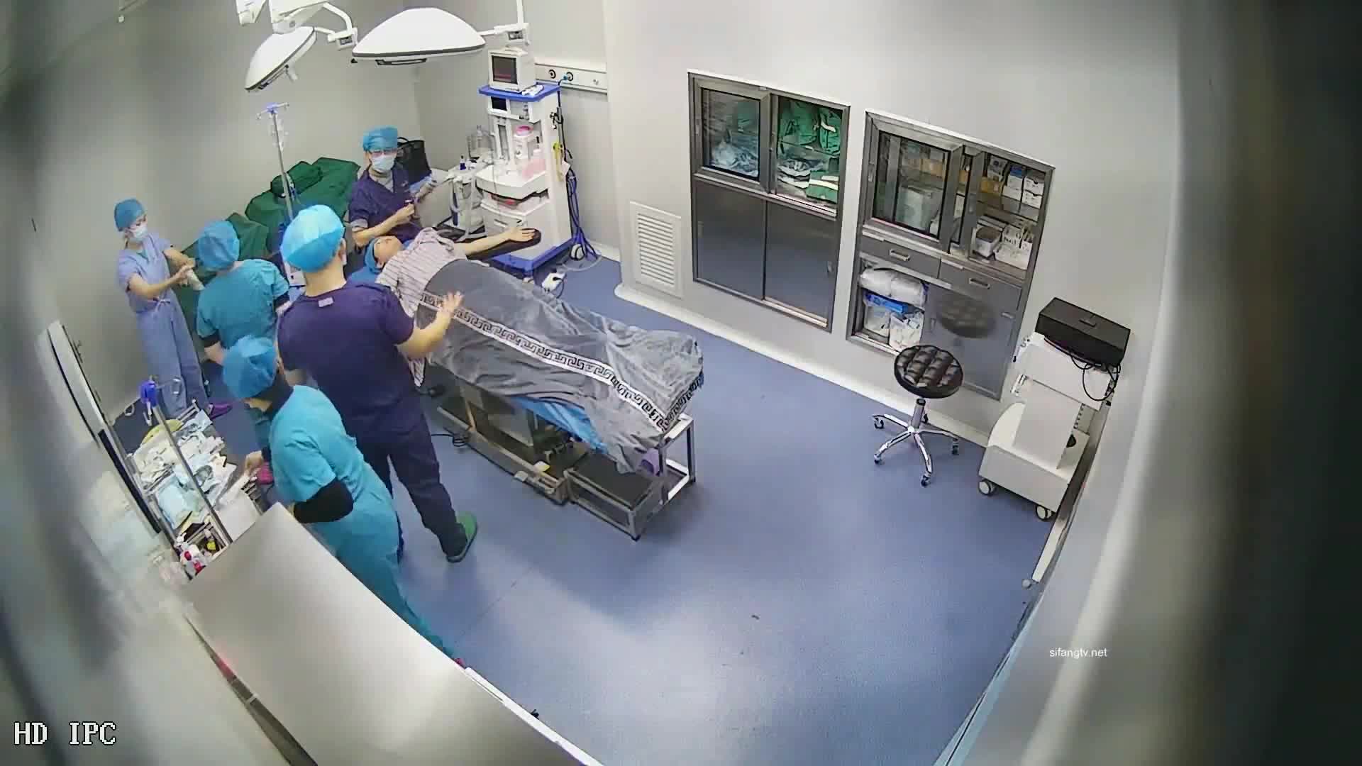 珍稀资源️破解美容整形医院摄像头监控偷拍几个做纤体的妹子阿姨这年纪也敢整真服了