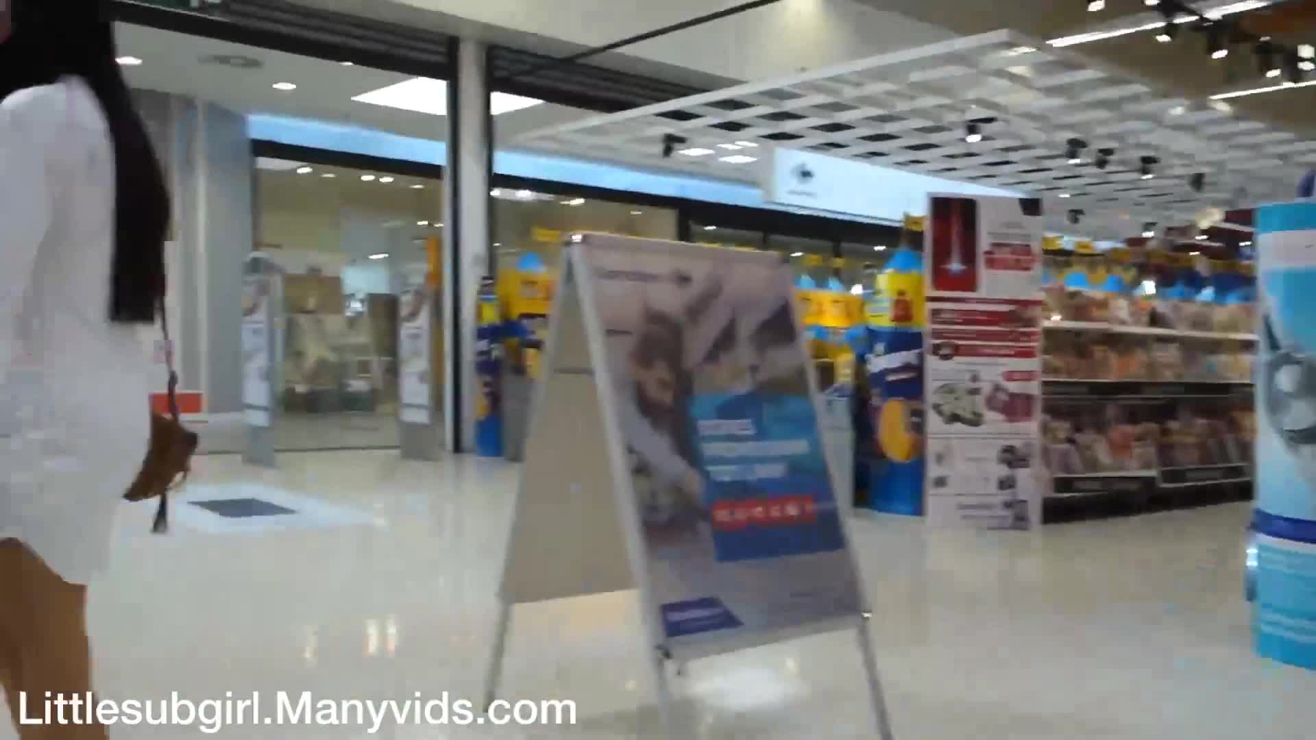 前 些 天 非 常 熱 門 的 迪 卡 侬 門 事 件 女 主 角 又 玩 出 新 高...種 貨 品 自 慰 噴 水 還 要 時 刻 注 意 路 人 出 現 膽 真 大