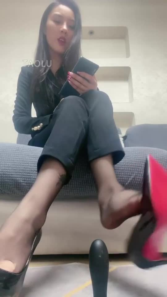 套路直播严厉御姐型女王❤️萱萱女蒂❤️第一人称视角合集 看着妈妈撩动的骚脚 贱狗有没有鸡动呢~【51V】 (18)