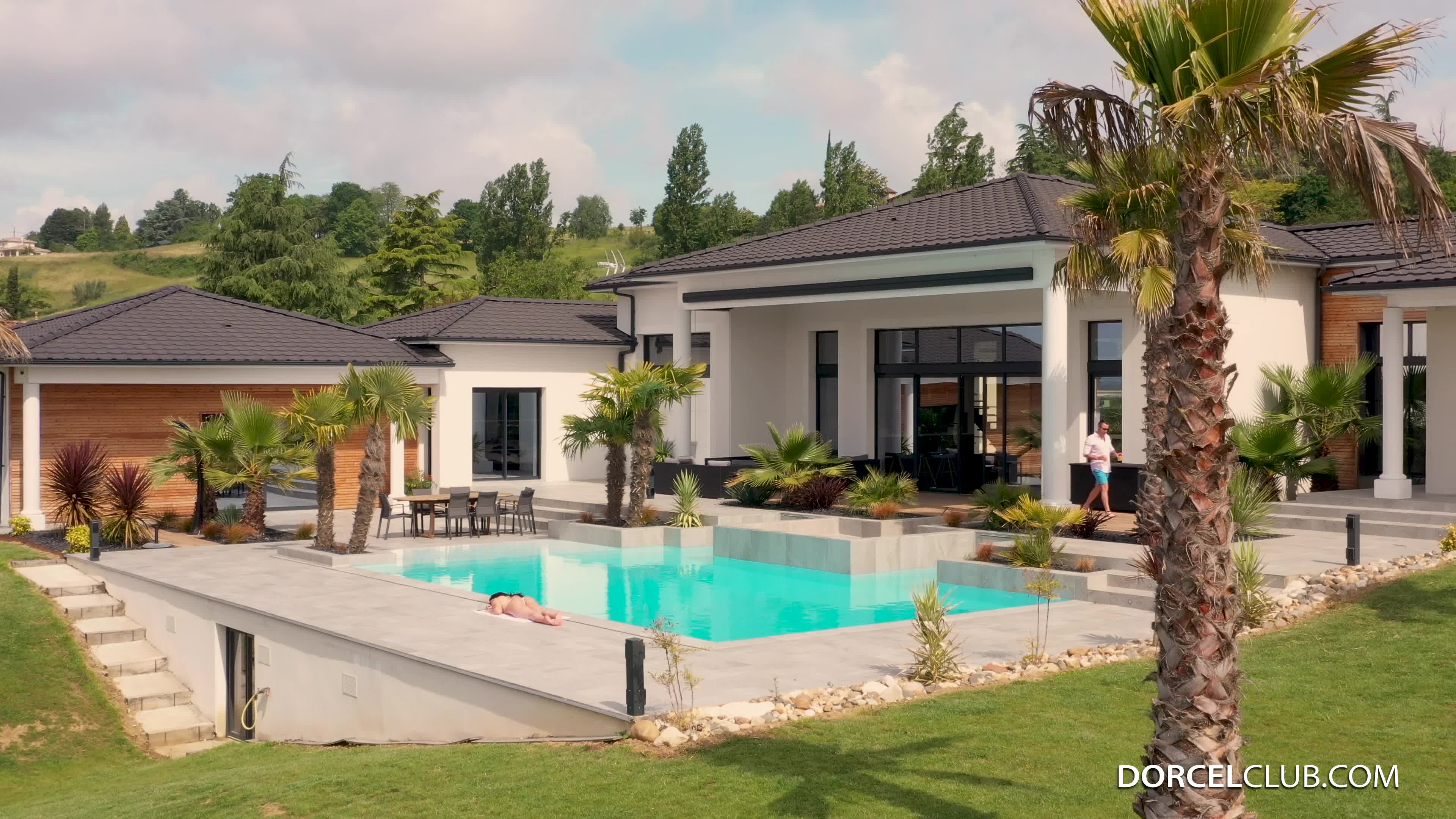 dorcelclub.22.12.12.lola.bellucci.4k