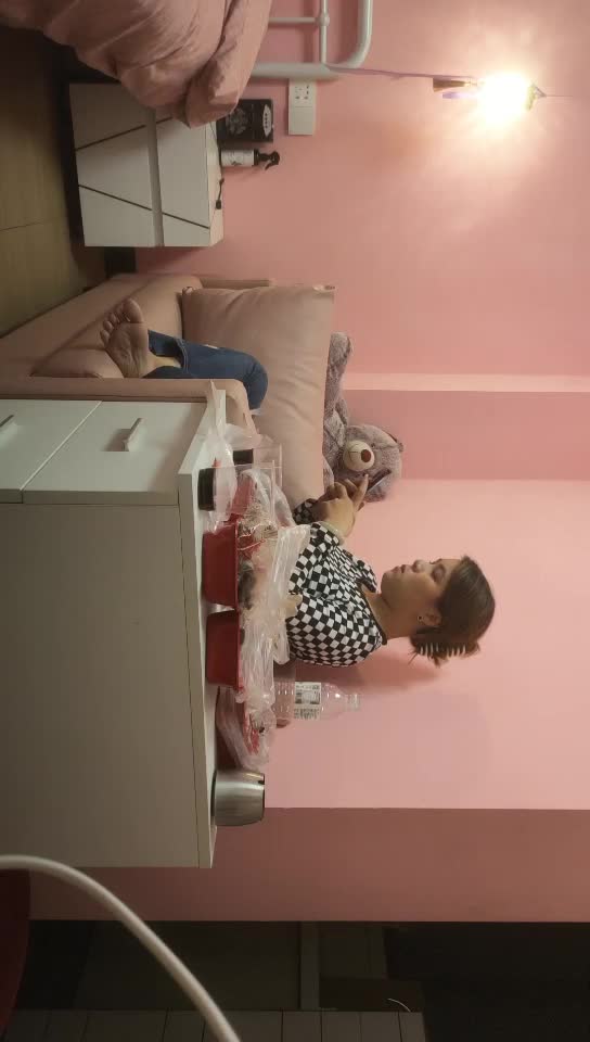 2022-8-25【胖子传媒工作室】网聊的骚熟女，半推半就扒裤子扣穴，吃药操逼猛怼，搞完骚女自慰