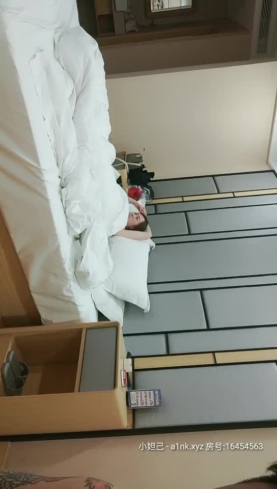 2021,3,3，人妻收割机，实力泡良大佬，【请君莫笑之探花】饥渴骚货就需要这种猛男来满足，淫叫声声响彻房间，高潮阵阵期待次次抽插求深入