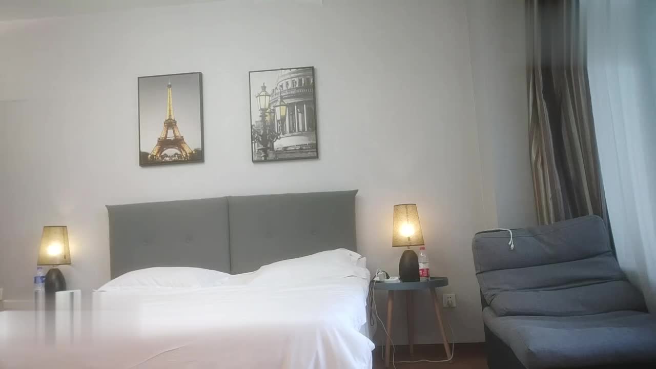 探花老司机山鸡哥酒店约炮19岁眼镜大学生兼职小美女斯文而风骚干得高潮不断搞完还在房间四处参观