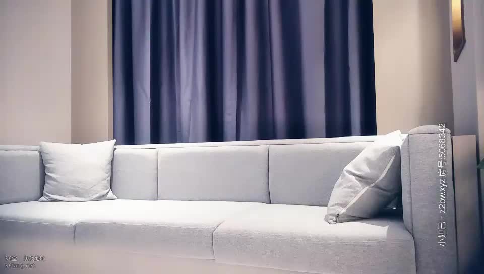 约个性感红唇妹子啪啪，穿上吊带黑丝抱起来操